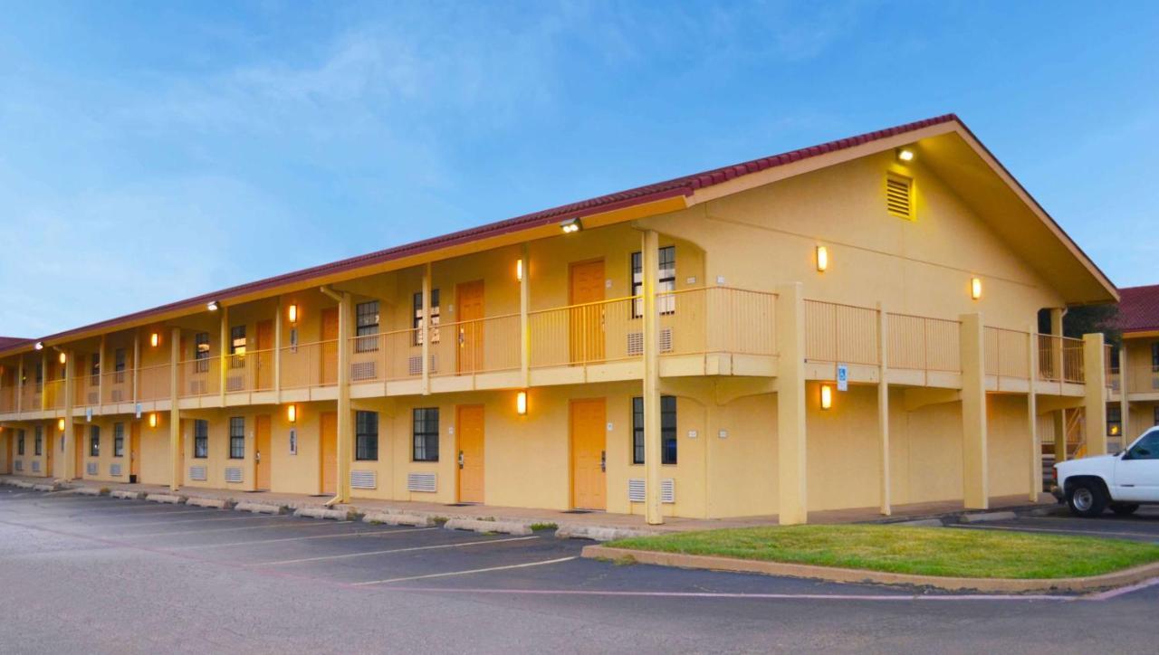 Magnuson Hotel Texarkana Exterior photo